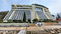 Tako  Grand hotel Bernardin (na fotografiji) kot  hotelu Histrion  
delujeta malone vse leto, zato niti  delo sobaric ni sezonskega  
značaja.