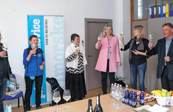 Zdravica ob  srečanju na Primorskih novicah: (z leve) Denis Sabadin, Stanko Močnik, Silva Ferletič s psičko Nali, Majda Smrekar, Larisa Štoka, koordinatorica akcije Petra Vidrih, Janez Pavčnik in Vesna Krošlin Grlj  