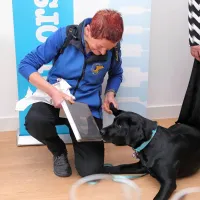 Prav posebno darilce - okusne pasje piškote - je prejela tudi 
simpatična črna labradorka Nali, ki bo v terapevtskem paru ob 
Silvi Ferletič nadomestila upokojeno Kubo.