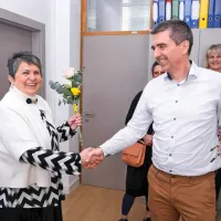 Odgovorni urednik PN Denis Sabadin je vsako od kandidatk 
razveselil z rožico. 