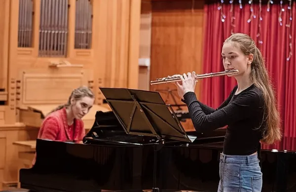 Pia Ptičak je uspešna mlada flavtiska, ki jo navdušujeta igranje v 
triu in orkestru.