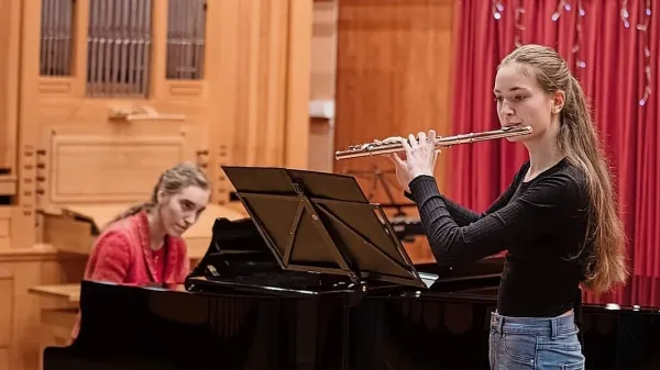 Pia Ptičak je uspešna mlada flavtiska, ki jo navdušujeta igranje v 
triu in orkestru.