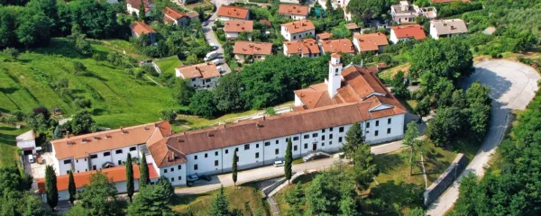 Vzhodno krilo frančiškanskega samostana na Kostanjevici je bilo 
leta 1942 in 1943 namenjeno pomožnim ženskim zaporom. 
