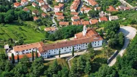 Vzhodno krilo frančiškanskega samostana na Kostanjevici je bilo 
leta 1942 in 1943 namenjeno pomožnim ženskim zaporom. 
