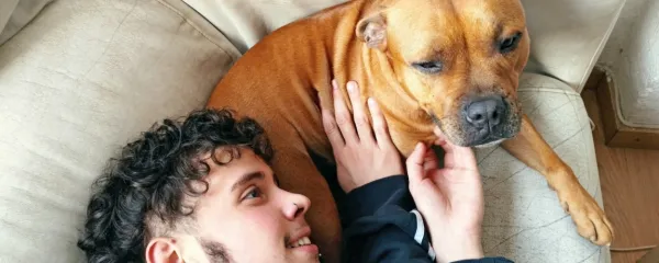 24-letni Liam Backer prihaja iz Dekanov. Družbeni aktivizem 
dojema kot svoje poslanstvo. 