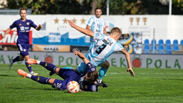 Gorica (v modro-beli opremi) se v boju z  Mariborčani kar redno 
opeče
