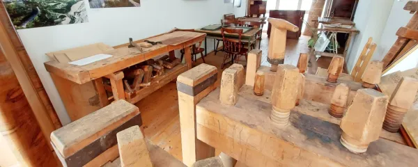 V čast daleč naokoli znanim mizarjem so pred leti odprli ličen mizarski muzej. 