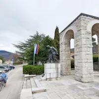 Spomenik padlim je monumentalno delo bratov Kalin in Vinka Glanza. 