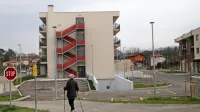 Dom naj bi po načrtih odprli danes, a vrata ostajajo zaprta, saj vsi postopki še niso končani. 