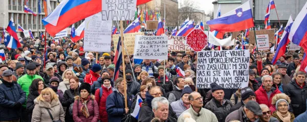 Upokojenci bodo danes v Ljubljani spet protestirali. Njihova stiska 
je pogosto uporabljena v političnem boju, a je nobeni od zadnjih 
vlad ni uspelo omiliti.