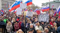 Upokojenci bodo danes v Ljubljani spet protestirali. Njihova stiska 
je pogosto uporabljena v političnem boju, a je nobeni od zadnjih 
vlad ni uspelo omiliti.