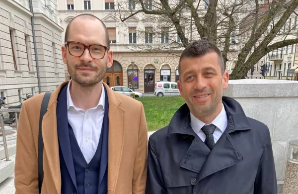 Matej Tašner Vatovec (levo) in odvetnik Dino Bauk