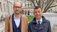 Matej Tašner Vatovec (levo) in odvetnik Dino Bauk