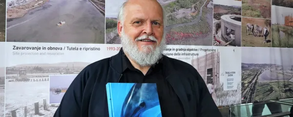 Prof. dr. Lovrenc Lipej je svojo najnovejšo knjigo Podobe iz 
Modrine predstavil v Škocjanskem zatoku.   