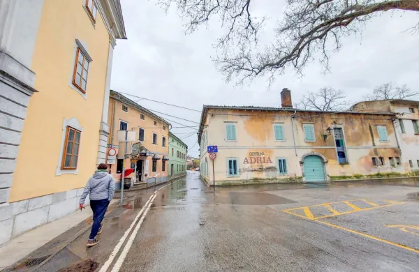 Lastnik osrednjega dela nekdanjega gostišča Adria je v njem 
predvidel hotel s približno 18 sobami. Zanima ga tudi nakup 
zadnjega dela kompleksa, a ne za vsako ceno.