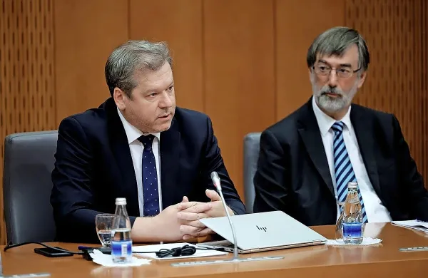 S kritikami se soočata tudi oba šolska ministra, Igor Papič (levo) in 
Darjo Felda. 