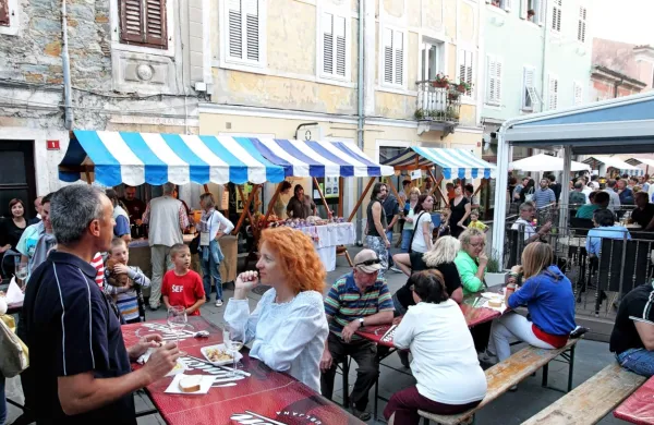 Tudi na   Prazniku oljk, vina in rib, na katerem sodelujejo   izolski 
gostinci, je očitno, da  si obiskovalci želijo druženja  še  po 22. uri.    