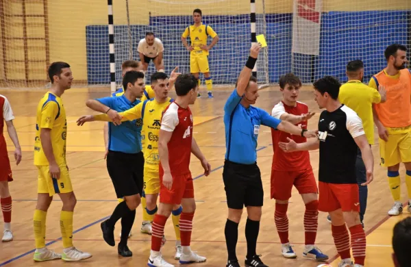 Sodnika sta imela veliko dela. Med drugim se je zaiskrilo med 
gostom Benjaminom Tušarjem (drži ga levi sodnik) in domačinom 
Nejcem Kovačičem (v črni majici), ki je po drugem rumenem 
kartonu moral pod tuš.