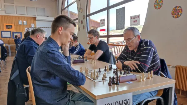 Po devetih bojevitih krogih je slavil reški velemojster Ognjen 
Cvitan (desno), tudi nekdanji svetovni mladinski prvak.