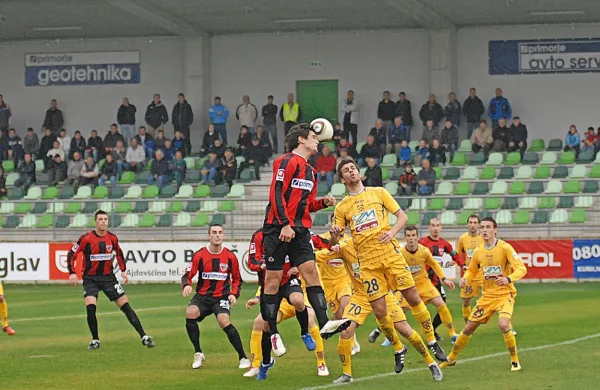 Primorje (v rdeče-črnih dresih) in Maribor sta se nazadnje 
pomerila v sezoni 2010/11. 