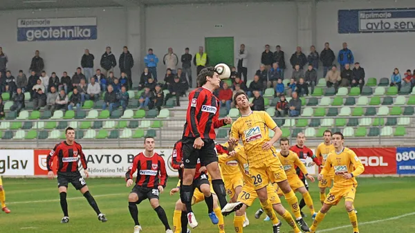 Primorje (v rdeče-črnih dresih) in Maribor sta se nazadnje 
pomerila v sezoni 2010/11. 