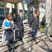 Župan Tarik Žigon (desno) z odvetnikoma pričakuje, da bo občina dobila vrnjen dvorec in tudi najemnino, 
ki da bi jo moral plačati najemnik. 