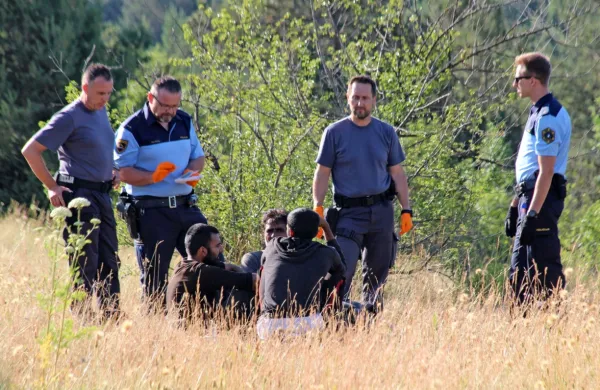 Ilegalni prehodi slovenske južne meje so vse številnejši, zato imajo 
policisti veliko dela. 