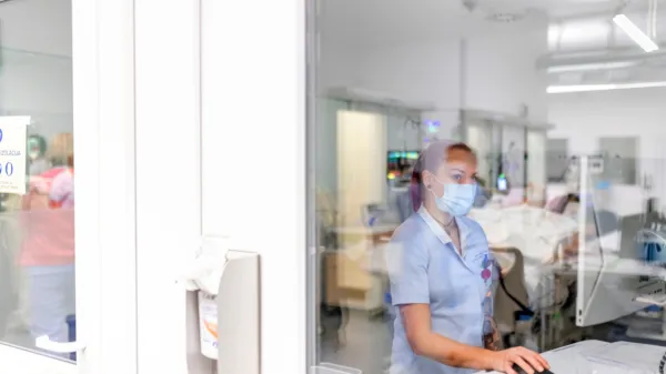 Bolnišnice, ki so imele vzpostavljene covidne oddelke, je ministrstvo pozvalo, da jih zaprejo.