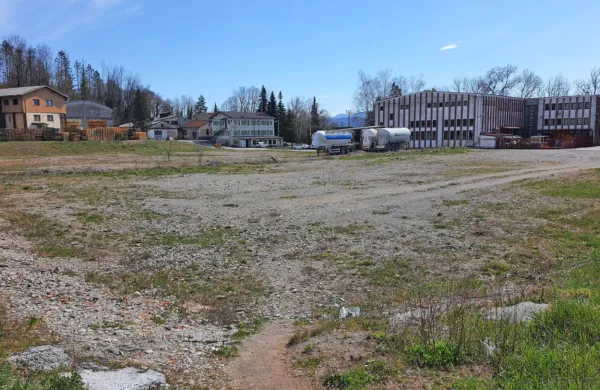 Na degradiranem območju nekdanjega Toka namerava občina 
skupaj s stanovanjskim skladom zgraditi dva bloka z neprofitnimi 
stanovanji.  