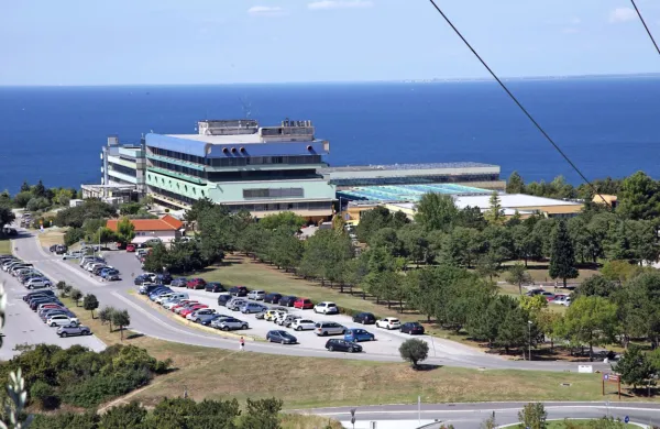   Fakulteta za vede o zdravju ima sedež v prostorih izolske 
bolnišnice na levi strani, v neposredni bližini načrtuje tudi 
novogradnjo. Na to območje bi nekateri umestili  tretjo medicinsko 
fakulteto.  