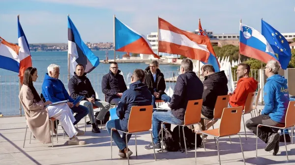 Tik pred tradicionalno velikonočno regato so povezovalno idejo 
slovenskih in tržaških jadralnih klubov predstavili v izvirnem 
okolju.