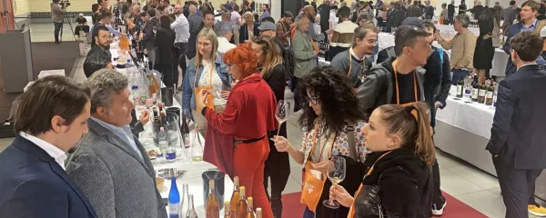 Največ slovenskih vinarjev je bilo na Vinitaly v Veroni v ponedeljek, ko je potekala tudi enodnevna degustacija Orange Wine 
Festivala s 74 vinarji iz devetih držav. 
