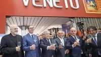 Vinska diplomacija v Veroni pod taktirko Tomaža Kavčiča (prvi z desne). Zdravica z Edijem Ramo, Aleksandrom Vučićem, Antonijem Tajanijem, Dimitrom Kovačevskim in Luco 
Zaio (z leve).   