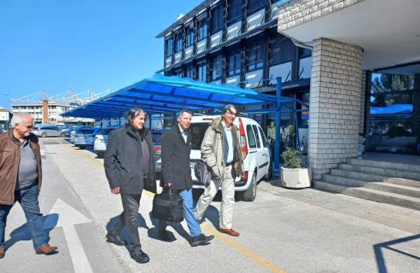 Renato Koršič (drugi z leve) se je včeraj odzval pozivu Luke na delo, 
na usklajevalni sestanek so ga pospremili Peter Majcen iz KS 90 
(prvi z leve), Damjan Volf iz OSO KS 90 in Marko Blatnik iz   Pisarne 
delavske pravne zaščite Sonce. 