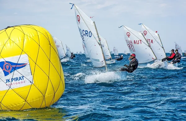 V portoroškem zalivu je te dni prava gneča najmlajših tekmovalcev 
v jadranju. FOTO: Veronika Macarol Tadič