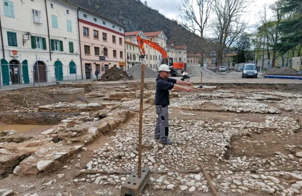 Vodja arheoloških raziskav Gregor Gruden iz podjetja Avgusta ob temeljih Lanthierijeve konjušnice