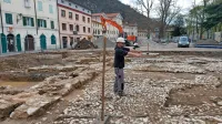 Vodja arheoloških raziskav Gregor Gruden iz podjetja Avgusta ob temeljih Lanthierijeve konjušnice