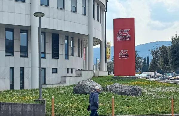 Napoved zavarovalnice Generali, da bo s 1. majem podražila premijo za dopolnilno zdravstveno zavarovanje 
kar za  dobrih deset evrov,  je vzbudila veliko ogorčenja. 

