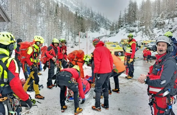 Snežni plaz odnesel skupino slovenskih plezalcev na Bovškem