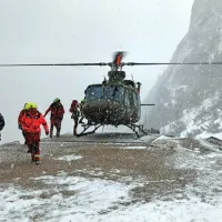 Snežni plaz odnesel skupino slovenskih plezalcev na Bovškem