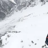 Snežni plaz odnesel skupino slovenskih plezalcev na Bovškem