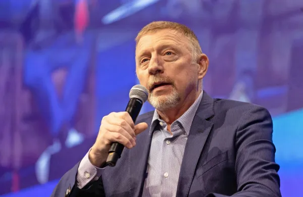 “Znotraj ni pomembno, da sem bil teniški igralec, edina valuta, ki 
šteje, je naš značaj in naša osebnost,” je o izkušnji v zaporu 
povedal Boris Becker.