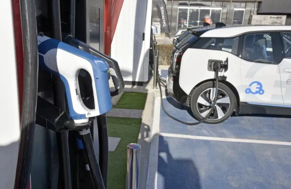 Trgovci s pogonskimi gorivi se še ne ukvarjajo s sintetičnimi gorivi, 
dovolj dela in skrbi imajo z električnimi polnilnicami. 