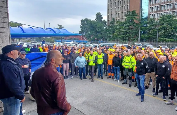 V sindikatu žerjavistov  vodstvu Luke Koper očitajo “hudo zlorabo 
moči nad delavci, z namenom discipliniranja in pokoritve vseh 
ostalih”.