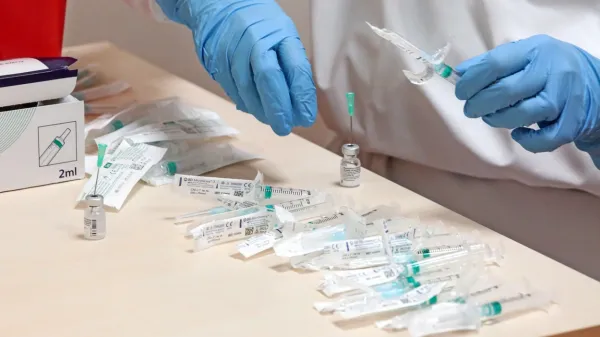 Cepljenje proti covidu-19 se je v Sloveniji v zadnjem letu praktično 
ustavilo.