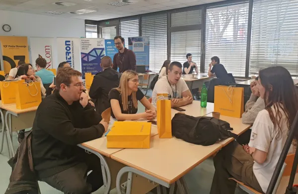 Utrinek s Poštnega hekatona, tekmovanja, kjer udeleženci rešujejo aktualne probleme.