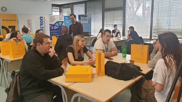 Utrinek s Poštnega hekatona, tekmovanja, kjer udeleženci rešujejo aktualne probleme.