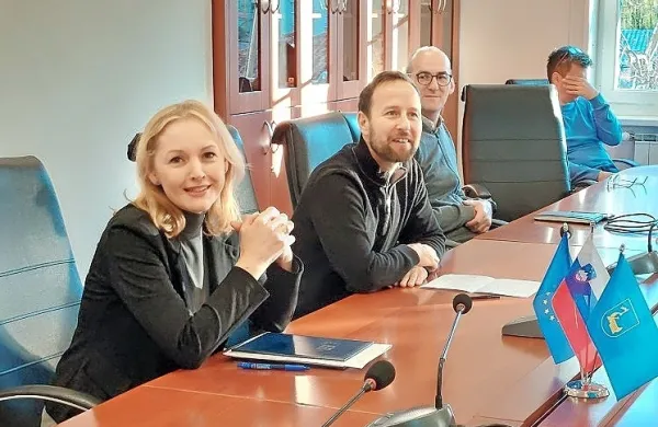 Nova direktorica ilirskobistriške občinske uprave je domačinka 
Jana Knafelc Strle. Ob njej sta župan Gregor Kovačič in dosedanji 
v. d. direktorja Boštjan Primc, sicer vodja oddelka za razvojne 
projekte.