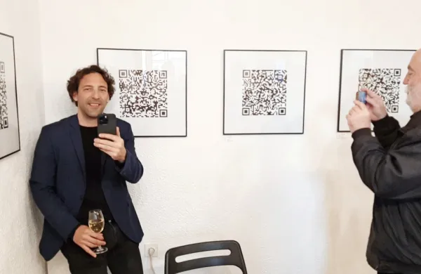 Voranc Vogel, ki je na  koprski Fakulteti za humanistične vede diplomiral z diplomsko nalogo Resnica manipulacije v fotografiji, v objektivu 
svojega nekdanjega mentorja fotografije Danka Petronijevića, Sarajevčana  iz Kopra. 