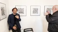 Voranc Vogel, ki je na  koprski Fakulteti za humanistične vede diplomiral z diplomsko nalogo Resnica manipulacije v fotografiji, v objektivu 
svojega nekdanjega mentorja fotografije Danka Petronijevića, Sarajevčana  iz Kopra. 